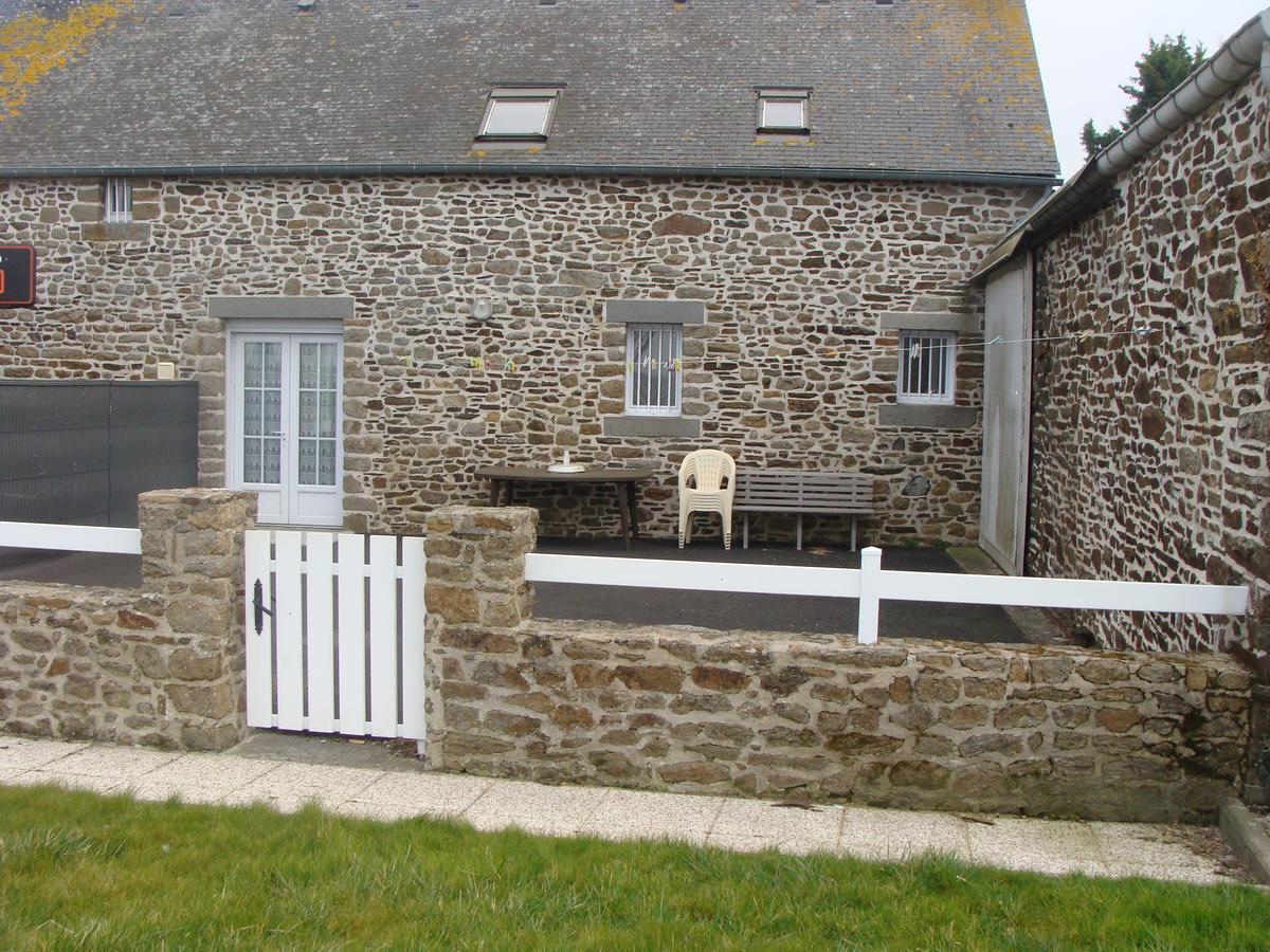 Chambres D'Hotes Le Petit Angle Saint-Broladre Bagian luar foto