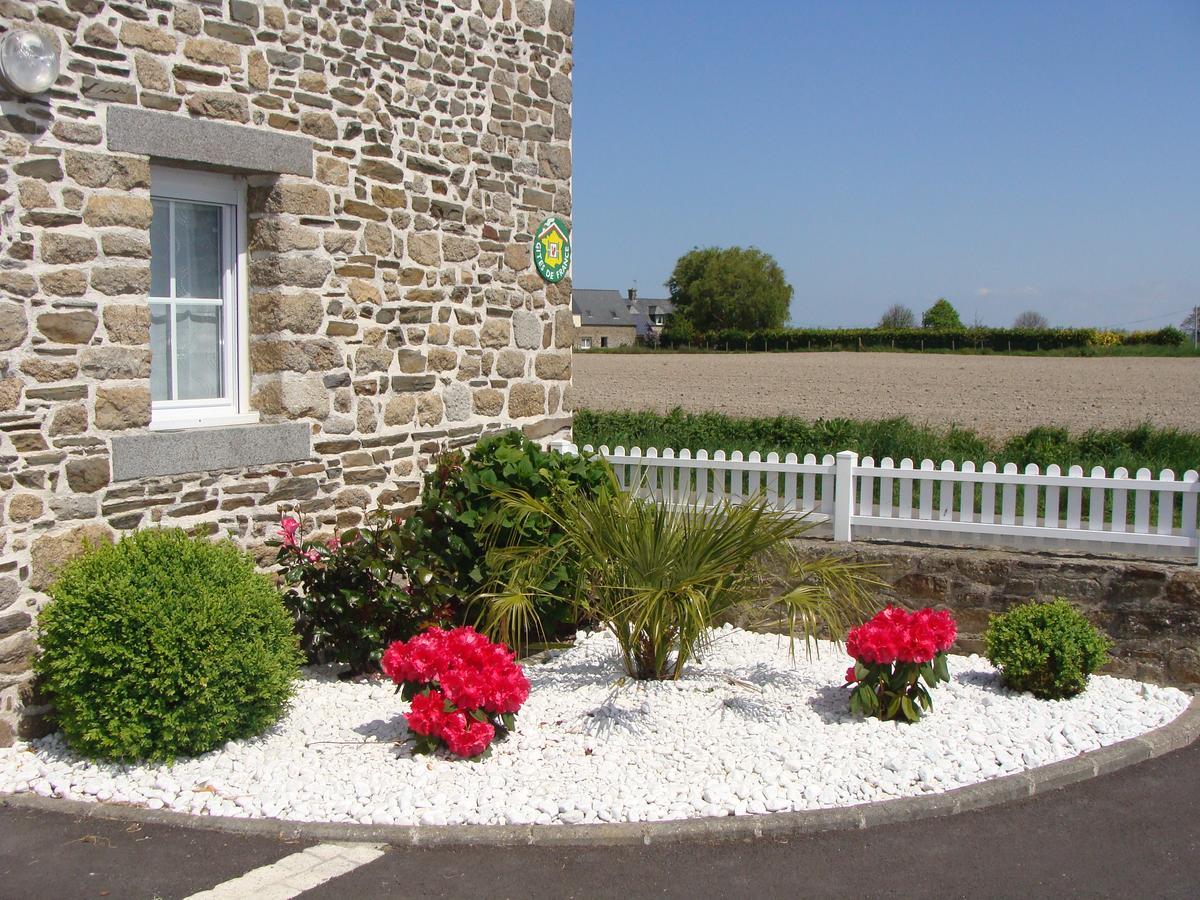 Chambres D'Hotes Le Petit Angle Saint-Broladre Bagian luar foto